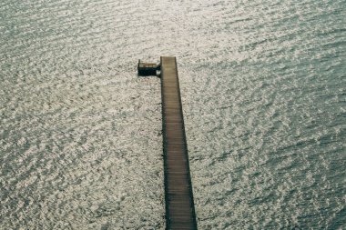 Su dalga güzel deniz ve ada Koh Samui, Tayland on sunset sırasında ahşap iskele