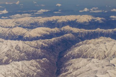 Havadan izleme dağ. Uçak penceresinden görüntüleyin. Afganistan'daki Hindikuş dağ sistemi. Üstten görünüm