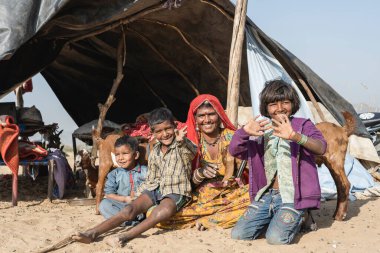 Pushkar, Hindistan - 13 Kasım 2018: Hintli aile, Pushkar Camel Mela 'nın kutsal şehri Pushkar, Rajasthan, Hindistan yakınlarındaki çölde bir kulübede yaşıyor.