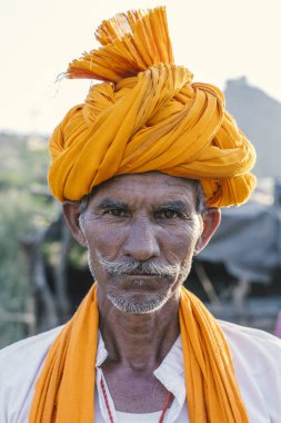 Pushkar, Hindistan - 13 Kasım 2018: Pushkar Camel Mela sırasında çölde Hintli adam Pushkar, Rajasthan, Hindistan yakınlarında. Bu fuar dünyanın en büyük deve ticaret fuarı.