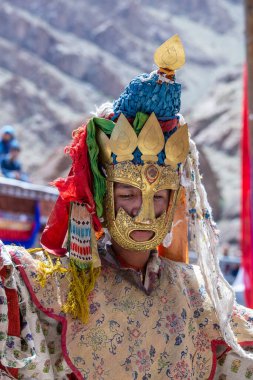 Ladakh, Kuzey Hindistan - 26 Haziran 2015: Mistik bir maske takan Tibetli adam, Kuzey Hindistan 'daki Leh yakınlarındaki Hemis Manastırı' ndaki Budist Festivali sırasında dans etti.