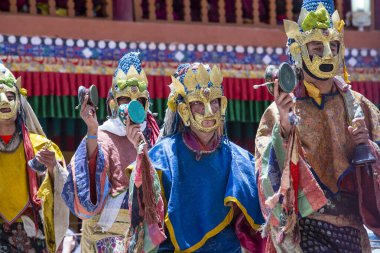 Ladakh, Kuzey Hindistan - 26 Haziran 2015: Mistik bir maske takan Tibetli adam, Kuzey Hindistan 'daki Leh yakınlarındaki Hemis Manastırı' ndaki Budist Festivali sırasında dans etti.