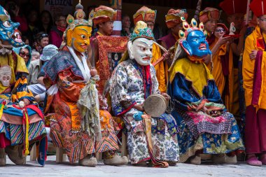 Ladakh, Kuzey Hindistan - 26 Haziran 2015: Mistik bir maske takan Tibetli adam, Kuzey Hindistan 'daki Leh yakınlarındaki Hemis Manastırı' ndaki Budist Festivali sırasında dans etti.