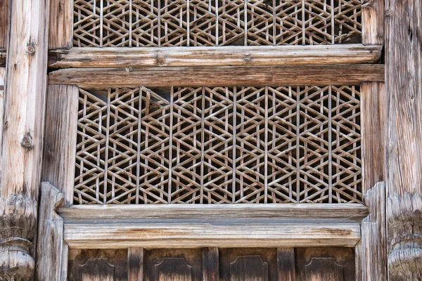 Detail Eines Alten Hauses Mit Gitter Holzfenster Befindet Sich Der — Stockfoto
