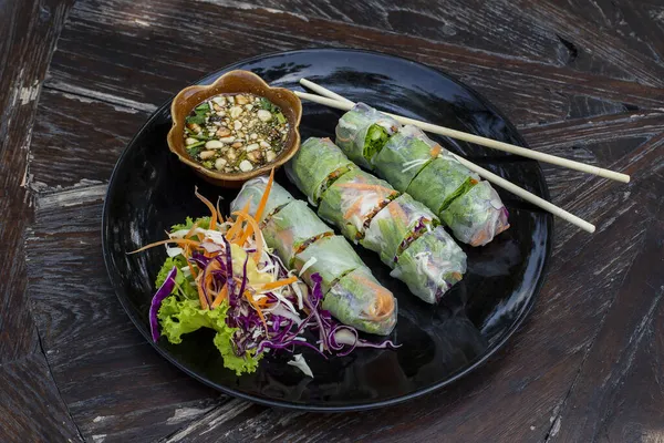 Frische Vietnamesische Frühlingsrollen Auf Einem Teller Mit Salat Nahaufnahme — Stockfoto