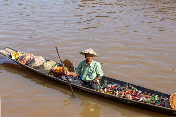 Lago Inle Myanmar Birmania Enero 2016 Hombre Birmano Pequeño Largo — Foto de Stock