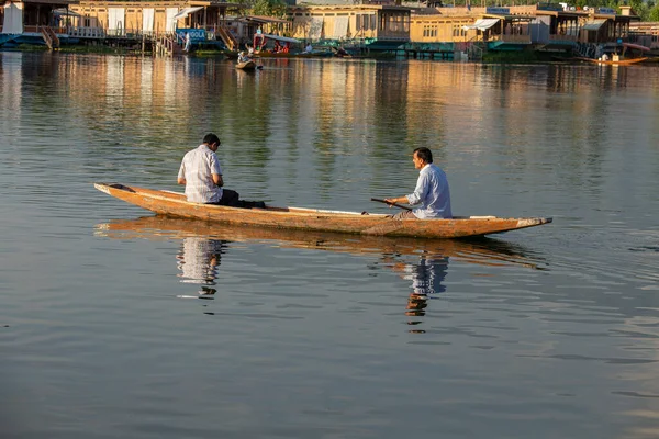 Srinagar Indien Juli 2015 Livsstil Dalsjön Lokalbefolkningen Använder Shikara Liten — Stockfoto