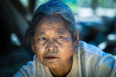Kyee Chaung, Myanmar - 27 Ocak 2016: Mrauk U bölgesi yakınlarındaki köyde yüzünde ağ örümceği dövmesi olan yaşlı Chin kadınının portresi. Çin halkı, Kukiler olarak da bilinir. Tibeto Burman kabilesinden birkaç kişi.