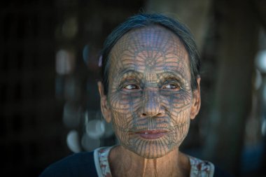 Kyee Chaung, Myanmar - 27 Ocak 2016: Mrauk U bölgesi yakınlarındaki köyde yüzünde ağ örümceği dövmesi olan yaşlı Chin kadınının portresi. Çin halkı, Kukiler olarak da bilinir. Tibeto Burman kabilesinden birkaç kişi.