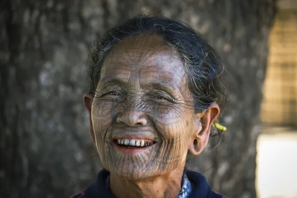 Kyee Chaung ミャンマー 2016年1月27日 マレーシアU地域近くの村で クモの入れ墨をした老女の肖像画 チン族 チン族 別名クキス族 はチベット人のブルマン族である — ストック写真
