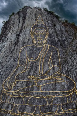 Bulutlu bir günde, kayanın üzerinde Altın Büyük Buda, Pattaya, Tayland