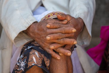 Yaşlanma süreci - çok eski üst düzey adam kırışık cilt eller. Ada Bali, Endonezya. Yakın çekim