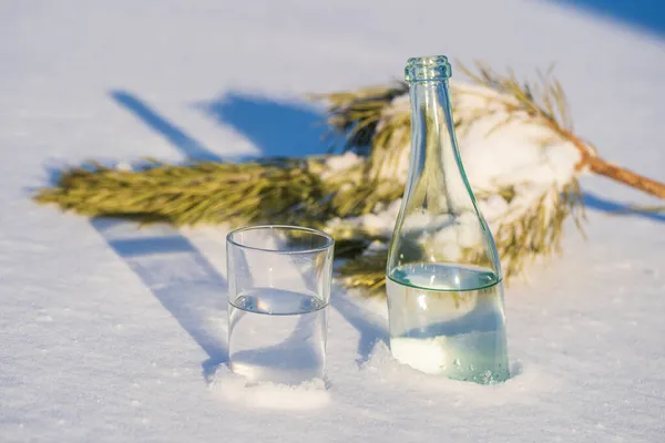Szklana Butelka Szklanka Wody Białym Śniegu Zimą Zbliżenie — Zdjęcie stockowe