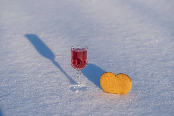 Hausgemachte Tinktur Aus Roter Kirsche Weinkristallglas Und Herzförmigen Weihnachtsplätzchen Auf — Stockfoto