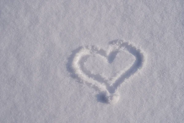 Kışın Beyaz Taze Bir Karla Kaplanmış Kalp Şeklinde Yaklaş Kış — Stok fotoğraf