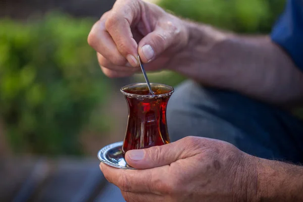 Homem Segura Uma Xícara Chá Turco Mão Perto Turquia — Fotografia de Stock
