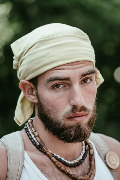 Jeune Homme Avec Une Barbe Regardant Caméra Dans Nature Gros — Photo
