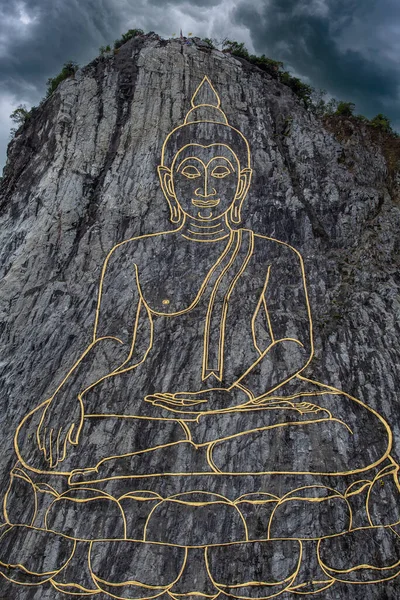 Bulutlu Bir Günde Kayanın Üzerinde Altın Büyük Buda Pattaya Tayland — Stok fotoğraf