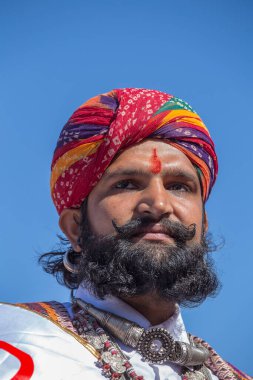Jaisalmer, Hindistan - 09 Şubat 2017: Geleneksel Rajasthani elbisesi giyen Hintli adam Jaisalmer, Rajasthan 'da Çöl Festivali kapsamında Bay Çöl Yarışmasına katıldı. Kapat.