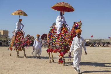 Jaisalmer, Hindistan - 09 Şubat 2017: Geleneksel Rajasthani elbisesi giyen Hintli adam Jaisalmer, Rajasthan 'da Çöl Festivali kapsamında Bay Çöl yarışmasına katıldı. Kapat.