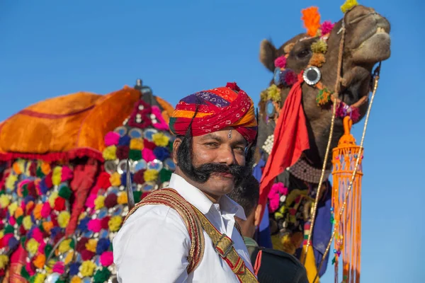 贾萨尔默 Jaisalmer 2017年2月9日 印度拉贾斯坦邦贾萨尔默 Jaisalmer Rajasthan 一名穿着拉贾斯坦邦传统服装的靠近骆驼的印度男子参加了一场沙漠竞赛 靠近点 — 图库照片