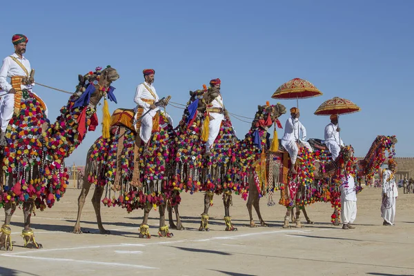 Jaisalmer India Feb 2017 Indiase Man Een Kameel Draagt Traditionele — Stockfoto