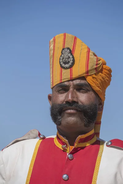 贾萨尔默 Jaisalmer 2017年2月9日 印度拉贾斯坦邦贾萨尔默 Jaisalmer Rajasthan 一名身穿拉贾斯坦邦传统服装的印度男子参加了沙漠竞赛 靠近点 — 图库照片