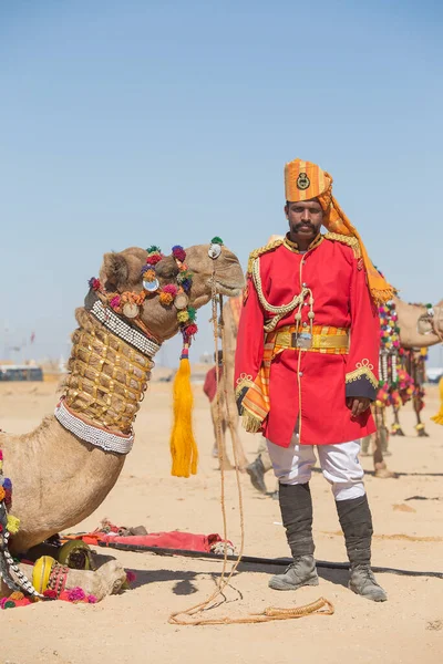 Jaisalmer, Hindistan - 09 Şubat 2017: Geleneksel Rajasthani kıyafeti giyen Hintli adam Jaisalmer, Rajasthan, Hindistan 'da Çöl Festivali kapsamında Bay Çöl yarışmasına katıldı. Kapat.