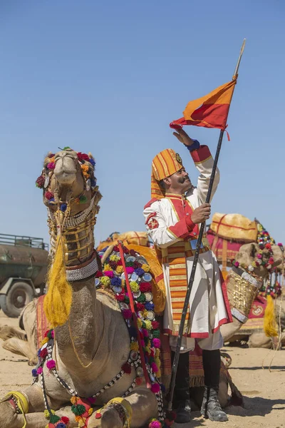 Jaisalmer Índia Fevereiro 2017 Homem Indiano Perto Camelo Vestindo Vestido — Fotografia de Stock