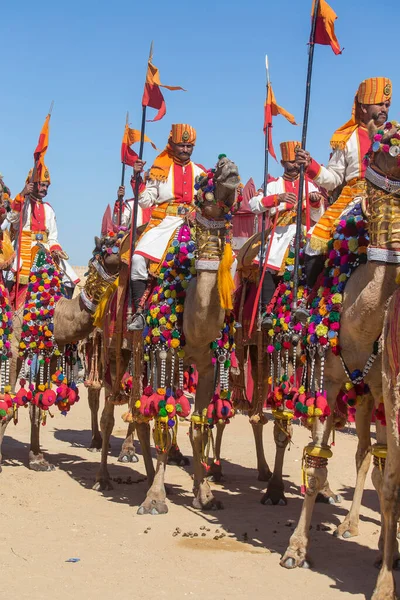 Jaisalmer, Hindistan - 09 Şubat 2017: Geleneksel Rajasthani elbisesi giyen Hintli adam Jaisalmer, Rajasthan 'da Çöl Festivali kapsamında Bay Çöl yarışmasına katıldı. Kapat.