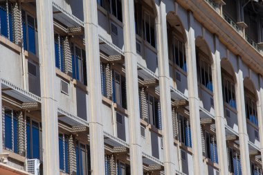 Arka planda pencereleri olan bir binanın taş duvarı, kapatın. Mauritius Adası