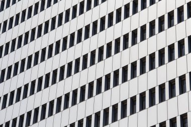 Arka planda pencereleri olan bir binanın taş duvarı, kapatın. Mauritius Adası