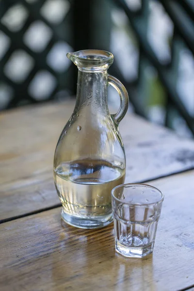 Gruzínská Čacha Karafě Stole Láhev Vodky Sklenice Zblízka — Stock fotografie