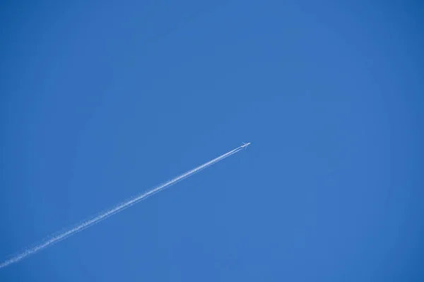 Flugzeuge Kontrastieren Vor Blauem Himmel Mit Kopierraum Flugzeug Himmel Eine — Stockfoto