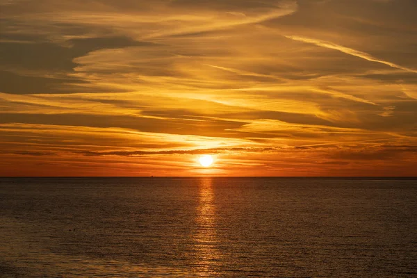 Majestätischer Blick Auf Eine Untergehende Sonnenuntergangssonne Mit Einer Meerwasseroberfläche Sonnenuntergang — Stockfoto