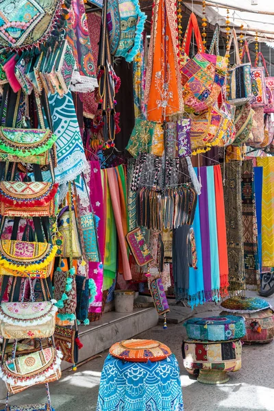 Sälja Kläder Tyger Och Presenter Den Lokala Gatumarknaden För Turister — Stockfoto