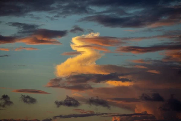 Vackra Dramatiska Färgglada Moln Bakgrunden Himlen Vid Solnedgången — Stockfoto