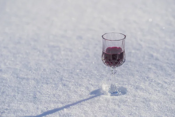 Hausgemachte Tinktur Aus Roter Kirsche Einem Weinkristallglas Auf Schneeweißem Hintergrund — Stockfoto
