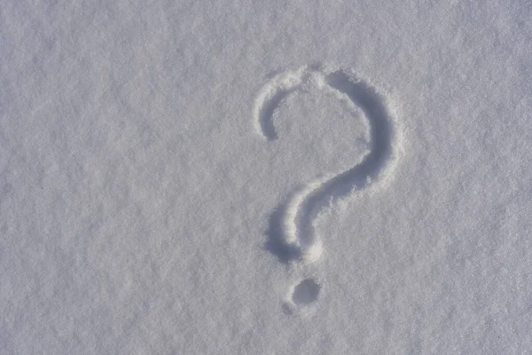 Fragezeichen Auf Weißem Neuschnee Winter Hautnah Fragezeichen Auf Schnee Natürliche — Stockfoto