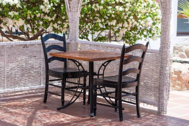 Tahta masa ve sandalyeler Sharm el Sheikh, Mısır 'daki Kızıl Deniz' in yanındaki sahil kafeteryasında.