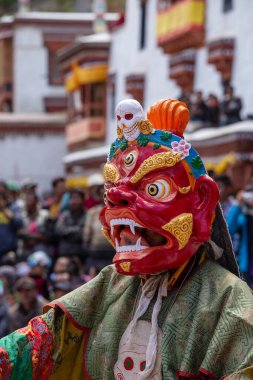 Ladakh, Hindistan - 27 Haziran 2015: Cham Hemis Festivali, Kuzey Hindistan 'ın Ladakh şehrinde kötülüğe karşı kazanılan zaferi kutlayan maskeli danstır. Tibetli adam dans ediyor.