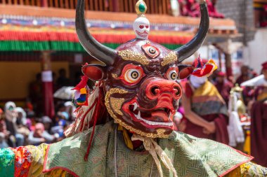 Ladakh, Hindistan - 27 Haziran 2015: Cham Hemis Festivali, Kuzey Hindistan 'ın Ladakh şehrinde kötülüğe karşı kazanılan zaferi kutlayan maskeli danstır. Tibetli adam dans ediyor.