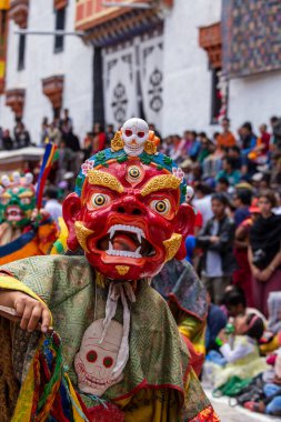 Ladakh, Hindistan - 27 Haziran 2015: Cham Hemis Festivali, Kuzey Hindistan 'ın Ladakh şehrinde kötülüğe karşı kazanılan zaferi kutlayan maskeli danstır. Tibetli adam dans ediyor.