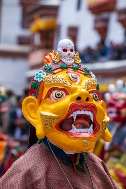 Ladakh, Hindistan - 27 Haziran 2015: Cham Hemis Festivali, Kuzey Hindistan 'ın Ladakh şehrinde kötülüğe karşı kazanılan zaferi kutlayan maskeli danstır. Tibetli adam dans ediyor.