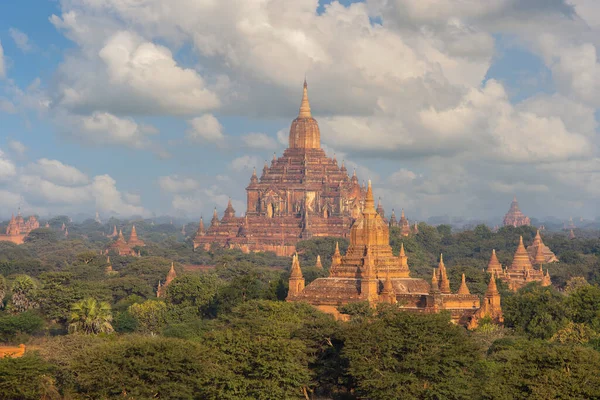 Eski bir pagoda ve tapınak sabah Myanmar 'da, eski bir dünya mirası olan Burma' da.
