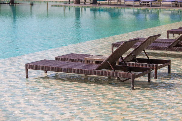 Chaises Longues Dans Piscine Une Station Tropicale Près Mer Birmanie — Photo