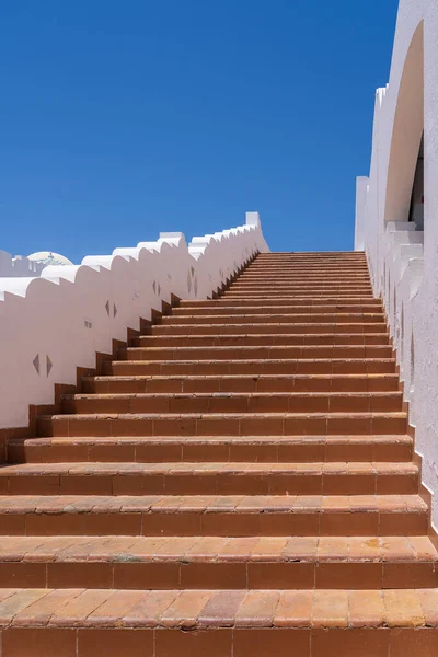 沙姆沙伊赫埃及街道上一座房屋的楼梯和白墙的细节 建筑概念 — 图库照片