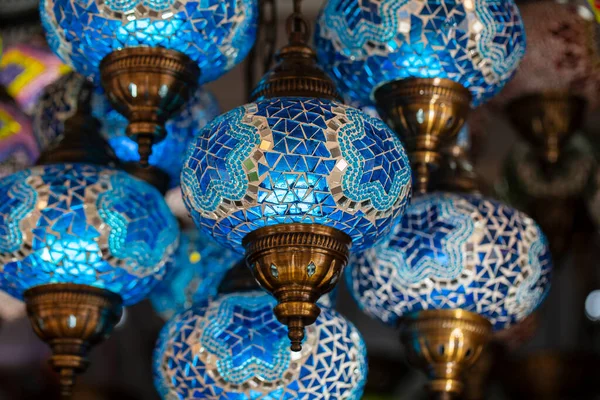 土耳其街头市场上出售的色彩艳丽的土耳其马赛克玻璃吊灯 靠近点 — 图库照片