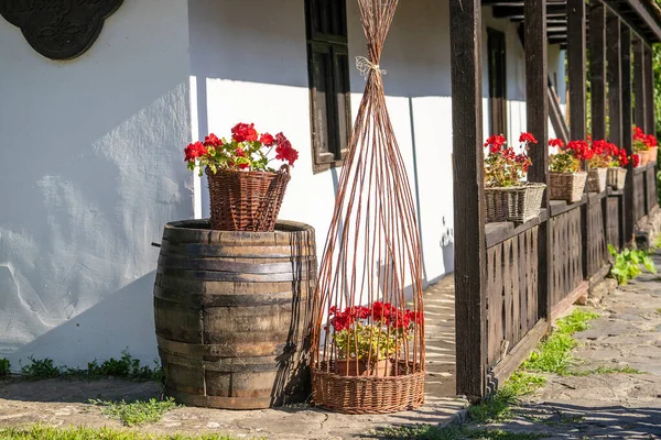 Altes Bauernhaus Und Hof Mit Blumen Ethnographischen Dorf Holloko Ungarn — Stockfoto