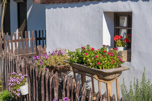 Oud Landhuis Tuin Met Bloemen Etnografisch Dorp Holloko Hongarije Een — Stockfoto